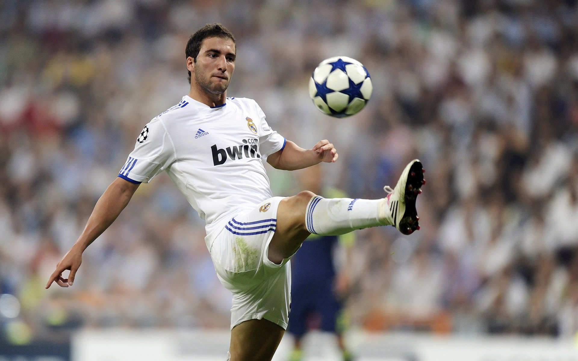 爱游戏-C罗赛前鼓舞全队展现老将风范，c罗踢比赛